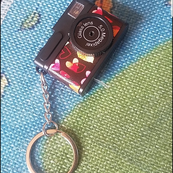 Heart Print Retro Digital Camera w/ Flash Keychain - Picture 12 of 12